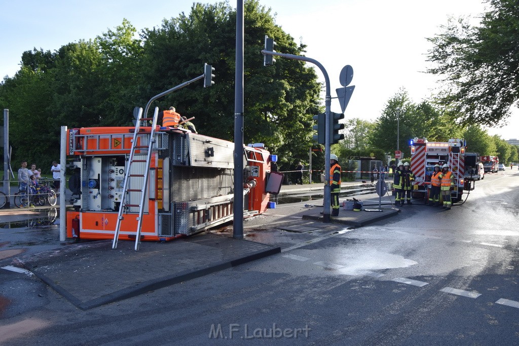 TLF 4 umgestuerzt Koeln Bocklemuend Ollenhauer Ring Militaerringstr P025.JPG - Miklos Laubert